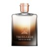 Butelka perfum o gradientowym kolorze od jasnego u góry do ciemnego na dole, z metalicznym korkiem. Na butelce widoczne jest logo z herbem oraz napisy: "TRUSSARDI THE BLACK ROSE".