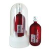 Czerwony flakon perfum z napisem "DIESEL ZERO PLUS Feminine Eau de Toilette 75 ml 2.5 fl. oz" stoi obok przezroczystej osłony z białą podstawą, w której znajduje się identyczny flakon.
