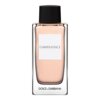 Przedstawiono flakon perfum z przezroczystego szkła z różowym płynem, z czarnym zakręcanym korkiem. Na flakonie widnieje napis "L'IMPERATRICE", a na dole "DOLCE & GABBANA".