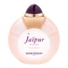 Butelka perfum o okrągłym kształcie z różowym odcieniem, zwieńczona złotym korkiem z fioletowym akcentem. Na butelce widnieje tekst: "jaïpur Bracelet EAU DE PARFUM BOUCHERON PARIS".