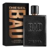 Czarne opakowanie i flakon perfum z teksturą skóry, z dużym napisem "BAD" oraz mniejszym "DIESEL". Na opakowaniu widnieje napis: "Eau de Toilette Vaporisateur Natural Spray e 100 ml 2.8 FL. OZ.".