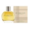 Flakon perfum o zaokrąglonym kształcie z metalowym korkiem, obok którego znajduje się pudełko z napisem "BURBERRY FOR WOMEN". Na pudełku widnieje również tekst "EAU DE PARFUM NATURAL SPRAY VAPORISATEUR 50 ml e 1.7 FL.OZ.".