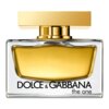 Prostokątna butelka perfum z przezroczystego szkła, wypełniona złocistym płynem, z dużym złotym korkiem. Na butelce widnieje napis "DOLCE & GABBANA the one".