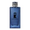 Niebieska butelka perfum z ozdobnym korkiem w kształcie korony, na której widnieje napis "K DOLCE & GABBANA". Na dole butelki znajduje się napis "EAU DE PARFUM".