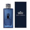 Butelka perfum w kolorze niebieskim z koroną na zakrętce, obok ciemnoniebieskiego pudełka z białym napisem "Dolce & Gabbana" oraz koroną. Na butelce widnieje duża litera "K" i napis "Dolce & Gabbana Eau de Parfum".