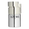 Na zdjęciu widoczna jest srebrna butelka perfum z napisem "LOEWE 7" na przedniej części. Butelka ma nowoczesny, cylindryczny kształt z metalicznym wykończeniem.