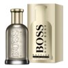 Na zdjęciu widoczna jest butelka perfum z napisem "BOSS HUGO BOSS" oraz opakowanie z tym samym napisem. Na opakowaniu znajduje się również tekst: "BOTTLED EAU DE PARFUM NATURAL SPRAY VAPORISATEUR 100 ml e 3.3 FL. OZ.".