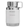 Biały flakon perfum o metalicznym wykończeniu na górze i dole, z napisem "ODYSSEY HOMME WHITE EDITION" na przedniej stronie. Flakon ma uchwyt po jednej stronie.