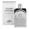 Na zdjęciu widoczny jest flakon perfum o metalicznym wykończeniu z wytłoczonym logo "Hermès Paris" oraz pudełko z napisem "Voyage d'Hermès Parfum Pure Perfume". Na opakowaniu znajdują się również słowa "Vaporisateur Rechargeable Natural Spray Refillable" oraz oznaczenia pojemności "100 ML e" i "3.3 FL. OZ.".