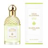Butelka perfum z przezroczystego szkła z ozdobnym złotym korkiem i etykietą z napisem "Aqua Allegoria Nerolia Vetiver Guerlain Paris", obok znajduje się pudełko z tymi samymi napisami oraz zielonym logo pszczoły. Na dole pudełka widnieje napis "75 ml Eau de Toilette 2.5 FL OZ".