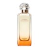 Butelka perfum o pojemności 100 ml z przezroczystego szkła, z gradientem od jasnego do pomarańczowego koloru, z napisem "UN JARDIN SUR LA LAGUNE" oraz "HERMÈS PARIS". Zatyczka jest przezroczysta, a szyjka butelki ma metaliczny pierścień.