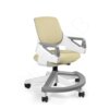 Ergonomiczny fotel dla dziecka z tkaniną w kolorze kremowym, posiada białą ramę z szarymi elementami i podłokietnikami, osadzony na pięcioramiennej podstawie z kółkami. Produkt jest oznaczony jako "ROOKEE buttercup tkanina".