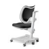 Szary fotel dla dziecka wykonany z tkaniny i siatki, z białą ramą i podstawą na kółkach. Oparcie i siedzisko mają ergonomiczny kształt, a wysokość fotela jest regulowana.