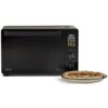 Czarny mini piekarnik marki Hisense z wyświetlaczem pokazującym temperaturę 190°C i czas 00:20, obok którego znajduje się talerz z pizzą. Na piekarniku widoczne są dwa pokrętła oraz kilka ikon symbolizujących różne funkcje pieczenia.