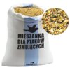 Biały worek z niebieskim paskiem zawiera mieszankę ziaren, z napisem "MIESZANKA DLA PTAKÓW ZIMUJĄCYCH" oraz logo FloraZoo. Obok worka znajduje się zbliżenie na różnorodne ziarna w mieszance.