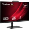 Monitor marki ViewSonic z czerwonym tłem na ekranie, na którym widoczne są napisy: "ViewSonic", "USB-C", "2K QHD" oraz "27"". Na górnej krawędzi monitora znajduje się kamera, a monitor jest zamontowany na prostokątnej podstawie.