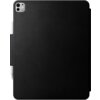 Czarne etui na tablet z widocznym wycięciem na aparat w górnym rogu oraz miejscem na rysik po boku. Powierzchnia etui jest gładka i jednolita.