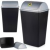 Czarny plastikowy kosz na śmieci o pojemności 38 litrów z szarym, zaokrąglonym wiekiem, na którym znajduje się zielone logo z napisem "100% Recycled". Kosz ma pionowe żłobienia na powierzchni, a na zdjęciu widoczne są różne ujęcia produktu, w tym otwarty kosz z osobno pokazanym wiekiem.