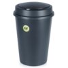 Czarny plastikowy kosz na śmieci o pojemności 47 litrów z okrągłą pokrywą. Na koszu znajduje się zielona naklejka z napisem "100% RECYCLED ECO MATERIAL".
