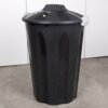 Czarny plastikowy kosz na śmieci o pojemności 40 litrów z pokrywą, ustawiony na betonowej podłodze, w tle białe panele ścienne. Kosz ma wyraźne pionowe żłobienia i białe uchwyty po bokach pokrywy.