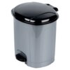 Szary, plastikowy kosz na śmieci o pojemności 11,5 litra z czarną pokrywą i pedałem do otwierania. Kosz ma gładką powierzchnię i zaokrąglone krawędzie.