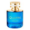 Niebieska butelka perfum z złotym korkiem, na której widnieje napis "QUATRE" oraz "BOUCHERON".