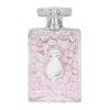Przezroczysty flakon perfum o różowym zabarwieniu z ozdobnym wzorem i srebrnym korkiem. W centralnej części butelki znajduje się wklęsły kształt przypominający sylwetkę wazonu.