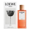 Biały kartonik z czarno-białym zdjęciem kwiatu i napisami "LOEWE SOLO ELLA" oraz pomarańczowy flakon perfum z drewnianym korkiem, na którym widnieje napis "LOEWE SOLO ELLA". Na dole kartonika znajduje się tekst "Eau de Parfum Natural Spray 100 ML 3.4 FL. OZ.".