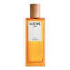 Prostokątna butelka z przezroczystego szkła wypełniona pomarańczowym płynem, z drewnianym korkiem na górze. Na etykiecie widnieje napis: "LOEWE SOLO ELLA Eau de Toilette".