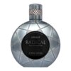 Okrągły flakon perfum o metalicznym wykończeniu z geometrycznym wzorem, na którym widnieje napis: "ARMAF RADICAL EAU DE PARFUM e 100 ML 3.4 FL.OZ.". Korek flakonu ozdobiony jest wzorem przypominającym siatkę.