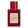 Czerwony flakon perfum z prostokątną etykietą w kolorze beżowym, na której widnieje napis: "GUCCI BLOOM AMBROSIA DI FIORI". Flakon ma prosty, cylindryczny korek w tym samym kolorze co reszta opakowania.