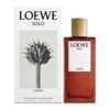 Na zdjęciu widoczna jest butelka i opakowanie wody toaletowej "Loewe Solo Cedro". Na opakowaniu znajduje się czarno-biała grafika rośliny oraz tekst: "LOEWE SOLO CEDRO Eau de Toilette Pour Homme Natural Spray e 100 ML. 3.4 FL. OZ.".