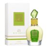 Biała butelka perfum z zielonym korkiem i złotymi detalami, obok białego pudełka z zielonym wzorem i napisem "Musk Wild Vanille". Na dole pudełka widnieje napis "Lattafa 100ML EAU DE PARFUM NATURAL SPRAY VAPORISATEUR 3.4 FL.OZ".