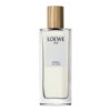 Prostokątna butelka z przezroczystego szkła z drewnianą zakrętką, na której widnieje etykieta z napisem: "LOEWE 001 WOMAN Eau de Toilette". Wewnątrz znajduje się jasny płyn.