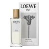 Flakon perfum z drewnianym korkiem stoi przed pudełkiem, na którym widnieje czarno-biała grafika rośliny. Na obu widoczne są napisy: "LOEWE 001 WOMAN Eau de Toilette 50 ml".