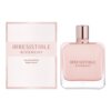 Na zdjęciu widoczna jest różowa butelka perfum oraz pudełko z napisem "IRRESISTIBLE GIVENCHY EAU DE PARFUM ROSE VELVET". Na dole pudełka znajduje się tekst "80 ML 2.7 FL.OZ" oraz logo Givenchy.
