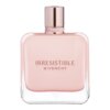 Kwadratowy flakon perfum w kolorze jasnoróżowym z metalicznym korkiem, na którym widnieje napis "IRRESISTIBLE GIVENCHY".
