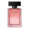 Prostokątna butelka perfum w kolorze różowym z czarnym korkiem, na której widnieje napis: "MUSC NOIR ROSE narciso rodriguez for her".