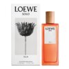 Na zdjęciu znajduje się flakon perfum oraz pudełko z napisem "LOEWE SOLO ELLA". Pudełko ozdobione jest czarno-białym zdjęciem kwiatu, a na dole widnieje napis "Eau de Parfum Natural Spray e 50 ML. 1.7 FL. OZ.".