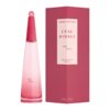 Na zdjęciu widoczna jest różowa butelka perfum o stożkowym kształcie z napisem "ROSE & ROSE" oraz różowe opakowanie z tekstem "ISSEY MIYAKE L'EAU D'ISSEY ROSE & ROSE EAU DE PARFUM INTENSE". Na opakowaniu znajduje się również oznaczenie pojemności "90 ml 3 FL.OZ".