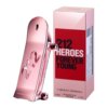 Różowa butelka perfum w kształcie deskorolki z napisem "212" stoi obok pudełka z tekstem "212 Heroes Forever Young". Na pudełku widnieje również napis "Carolina Herrera" oraz informacje o pojemności "80 ml" i "2.7 FL OZ".