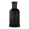 Czarno-szara butelka perfum o eleganckim, cylindrycznym kształcie z wytłoczonym napisem "BOSS HUGO BOSS". Butelka ma matowe wykończenie i ciemny korek.
