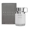 Na zdjęciu widoczna jest butelka perfum o białej powierzchni z metalicznym wykończeniem oraz szare pudełko z napisami: "EAU DE PARFUM SPRAY / VAPORISATEUR", "ODYSSEY HOMME", "WHITE EDITION".