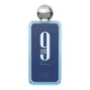 Przedstawiono prostokątną butelkę perfum z niebieską etykietą, na której widnieje napis "9 am Dive" oraz "AFNAN" i "eau de parfum 100 ml 3.4 fl oz". Butelka ma srebrny, kulisty korek.