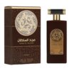 Brązowe opakowanie i flakon perfum z ozdobnym, złotym wzorem oraz napisami: "Majd Al Sultan" i "ASDAAF". Na opakowaniu widnieje również tekst: "Eau de Parfum, Natural Spray, Vaporisateur, 100 ml, 3.4 fl oz".