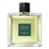 Prostokątna butelka z przezroczystego szkła zawiera jasnozielony płyn, z czarnym korkiem na górze. Na etykiecie widnieje napis: "VETIVER EAU DE TOILETTE DE GUERLAIN PARIS".