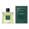 Kwadratowy flakon z przezroczystego szkła zawiera jasnozielony płyn, z czarnym korkiem, a na etykiecie widnieje napis: "VETIVER EAU DE TOILETTE DE GUERLAIN PARIS". Obok flakonu znajduje się zielone pudełko z napisem: "VETIVER DE GUERLAIN PARIS EAU DE TOILETTE 150 ml".