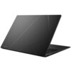 Czarny laptop z widocznymi geometrycznymi liniami na obudowie, z logo "ASUS Zenbook" w dolnym rogu. Klawiatura jest częściowo widoczna, a urządzenie ma smukły, nowoczesny design.