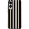 Etui na telefon z pionowymi, naprzemiennymi czarnymi i beżowymi paskami oraz napisem "BURGA" w dolnej części. W górnej części widoczne są dwa otwory na aparaty fotograficzne.