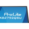 Na zdjęciu widoczny jest fragment ekranu monitora z niebieskim tłem, na którym znajduje się biały napis "ProLite XB2792QSU". Krawędź monitora jest cienka i czarna.